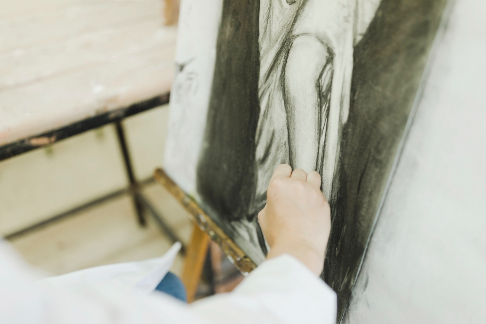 personne qui restaure une toile
