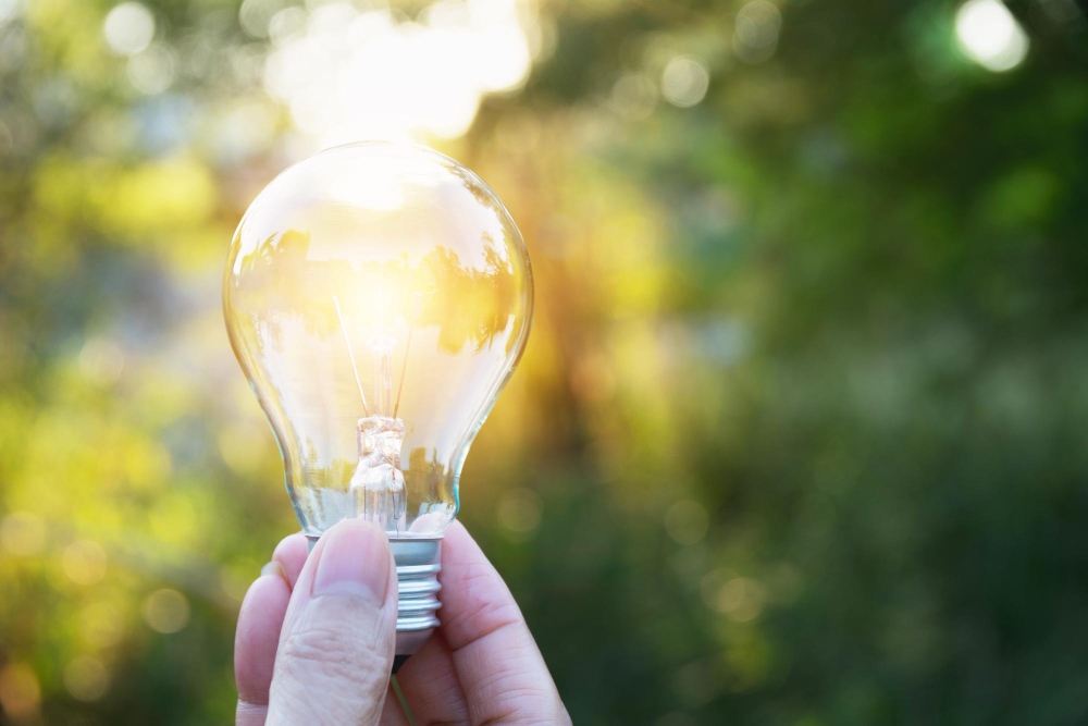 main portant une ampoule qui s'allume