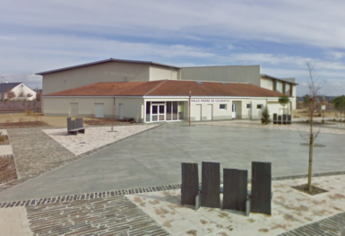 vue d'ensemble de la salle de sport Pierre de Coubertin et du parvis en pierre