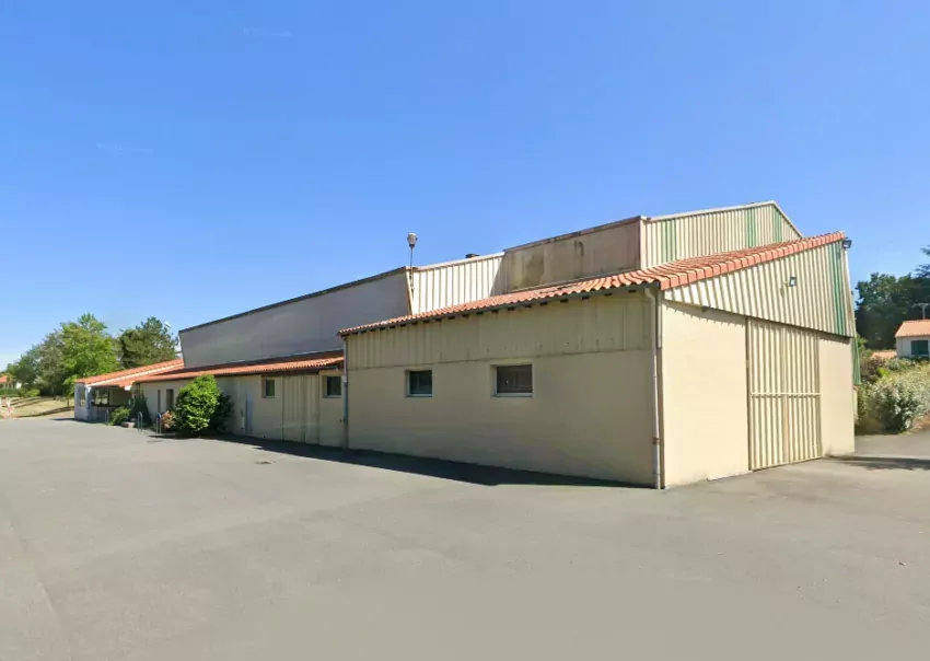 vue d'ensemble de la salle de sport du mesnil en vallée avec un ciel bleu