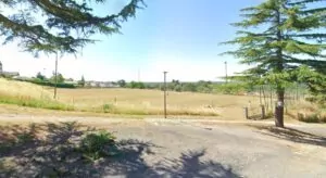 vue d'ensemble du stade du deveaux au Mesnil-en-vallée. Le ciel est bleu.