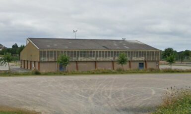 vue d'ensemble de la salle de sport de Montjean sur loire. Le ciel est gris
