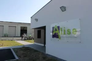 Bâtiment de Alise ateliers, spécialisé dans la collecte et conditionnement de matières recyclables, le nettoyage de tout type de locaux, les transports, etc.