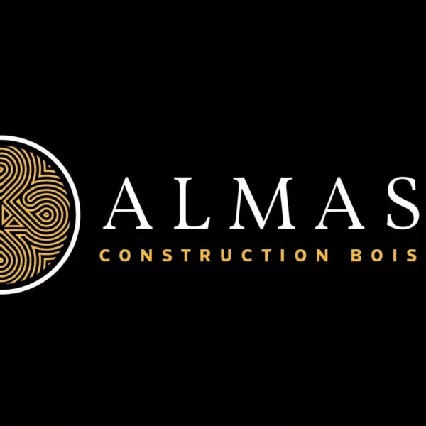 Logo de l'entreprise Almas Construction Bois, une SARL spécialisée dans la charpente, menuiserie, ossature bois ainsi que dans les aménagements extérieurs (terrasse, cuisine d'été…).