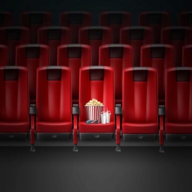 Des snacks et lunettes 3D sur un siège de cinéma