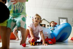 Des enfants jouent au centre multi-accueil Pom d'Api