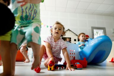 Des enfants jouent au centre multi-accueil Pom d'Api