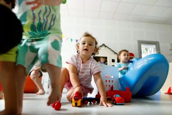 Des enfants jouent au centre multi-accueil Pom d'Api
