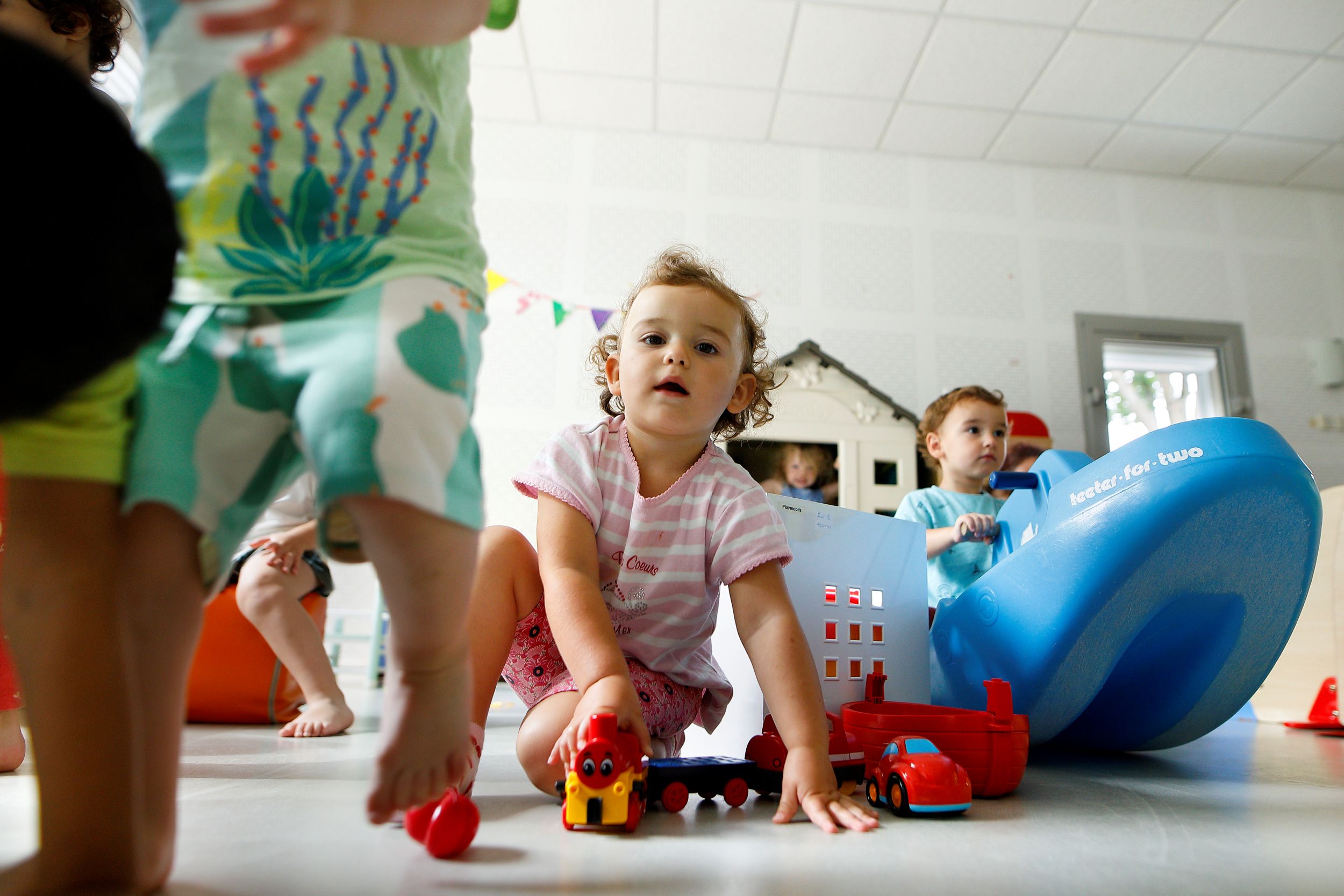 Des enfants jouent au centre multi-accueil Pom d'Api