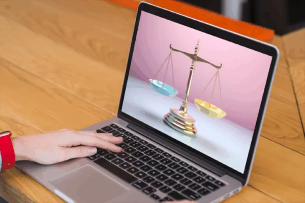 personne consultant son ordinateur pour de la règlementation et de la loi