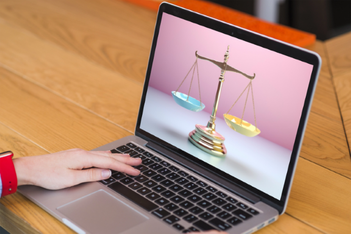 personne consultant son ordinateur pour de la règlementation et de la loi
