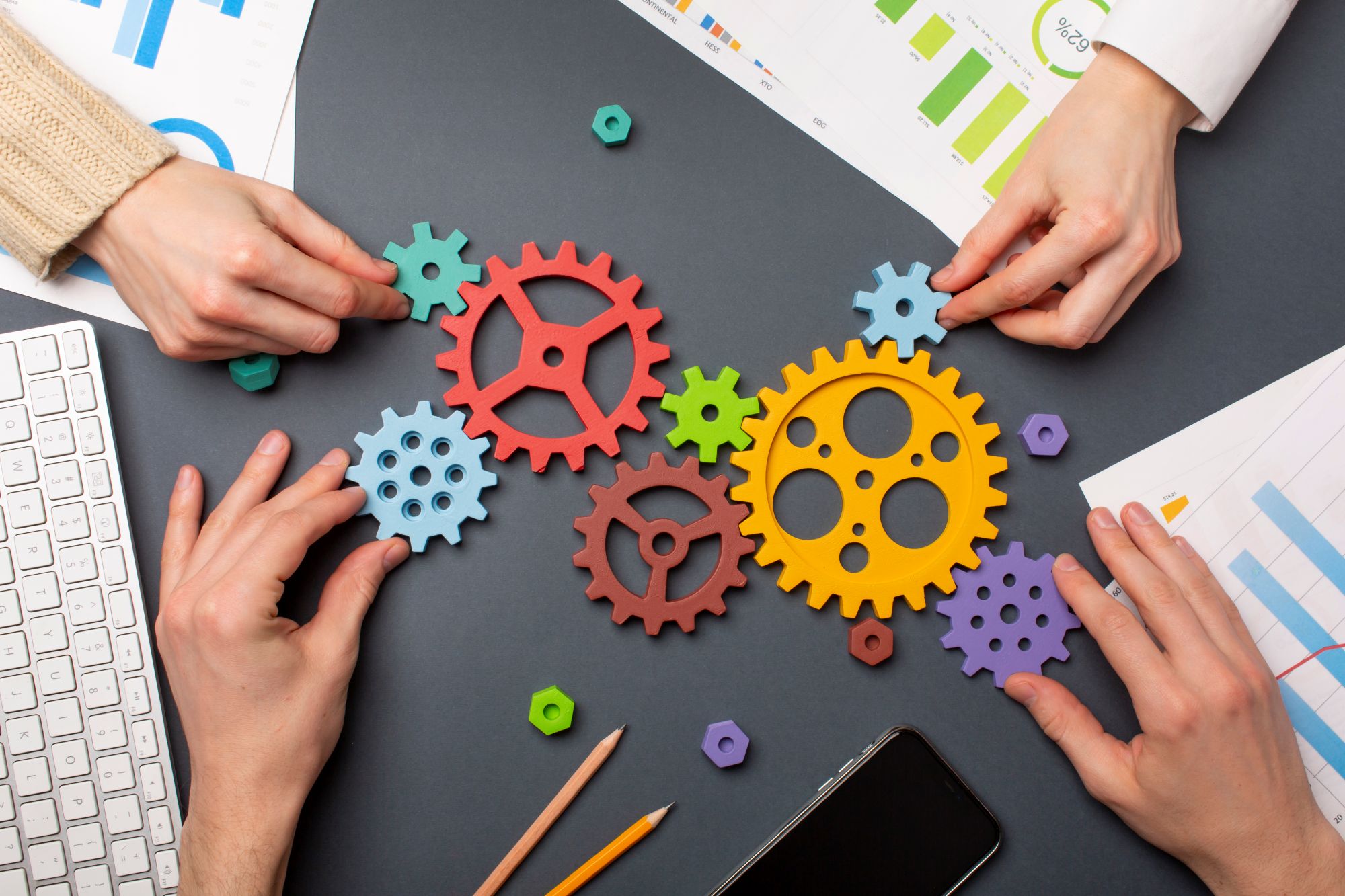 Des mains assemblent des engrenages