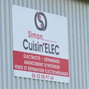 Panneau affiché devant l'entreprise Simon Cuisin'elec, spécialisé dans l'électricité générale neuf et rénovation, le dépannage, l'agencement d'intérieur et la vente et réparation électroménager