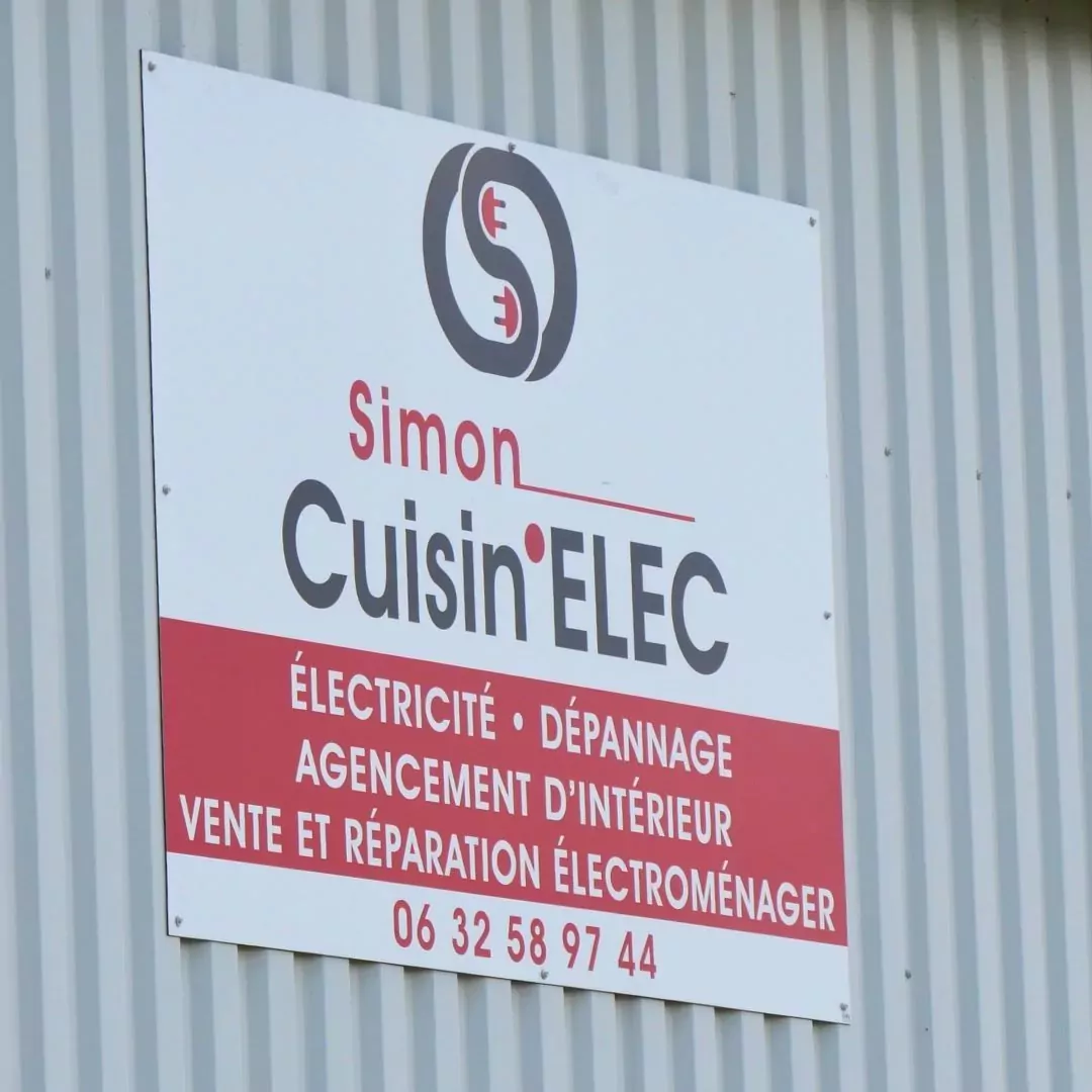 Panneau affiché devant l'entreprise Simon Cuisin'elec, spécialisé dans l'électricité générale neuf et rénovation, le dépannage, l'agencement d'intérieur et la vente et réparation électroménager