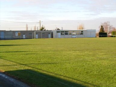 Stade de football avec une pelouse bien verte