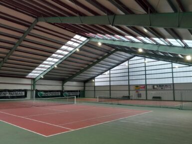 Terrain de tennis interieur