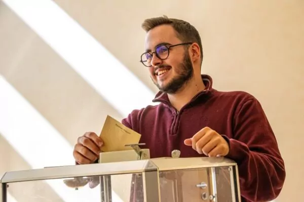 Photo d'un homme qui vote