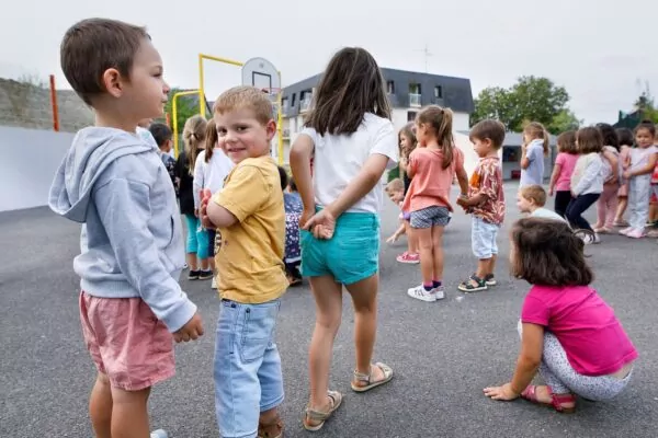 Un groupe d'enfants qui jouent et sourient
