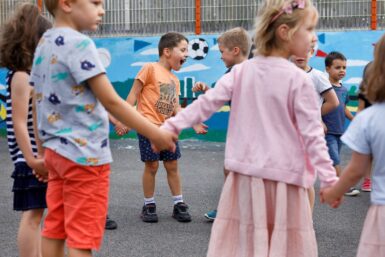 Groupe d'enfants qui se donne la main