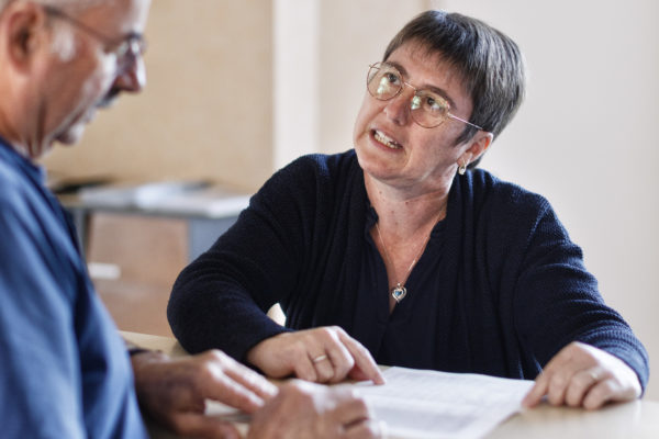 Accueil en mairie déléguée. Agent d'accueil et de proximité accueille du public
