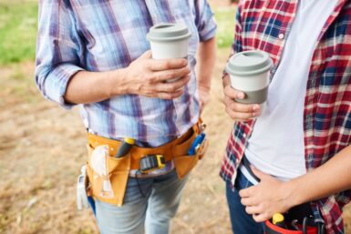 deux bricoleurs qui prennent un café