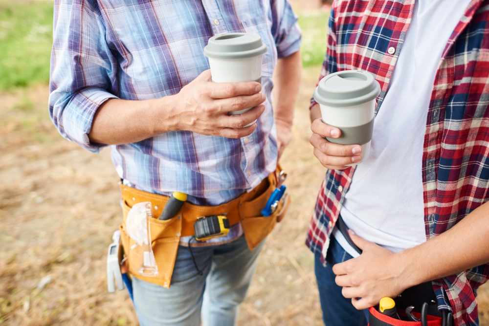 deux bricoleurs qui prennent un café
