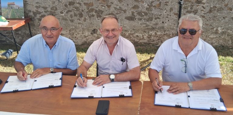 image de la signature du lancement participatif du clos de vigne