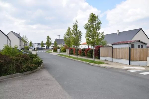 Vue d'ensemble d'une rue d'un nouveau quartier lotissement