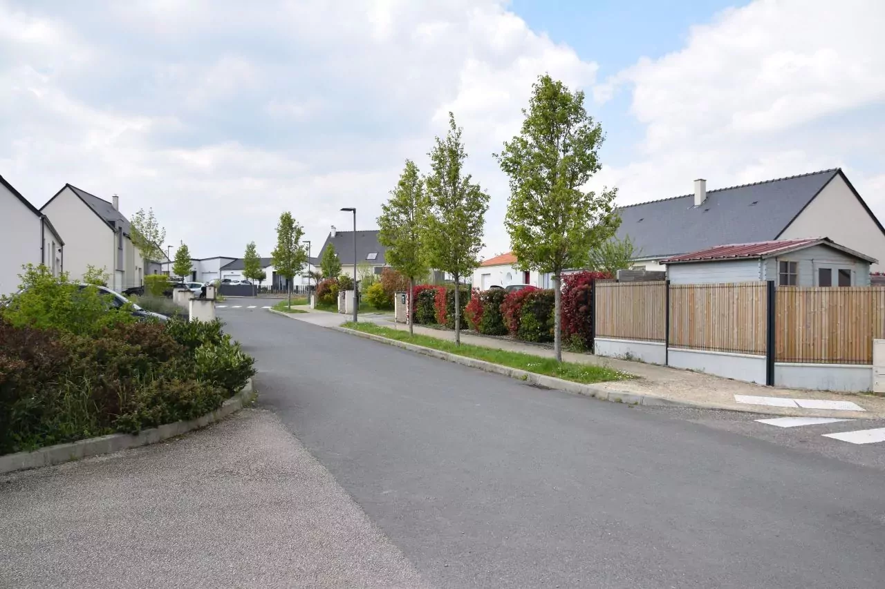 Vue d'ensemble d'une rue d'un nouveau quartier lotissement