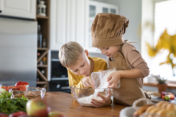 deux enfants qui cuisinent