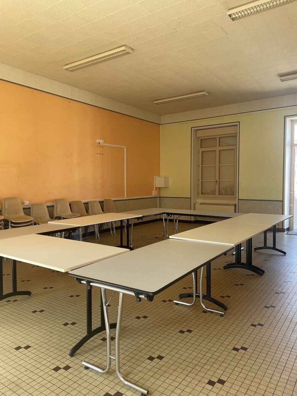 Intérieur d'une salle avec tables