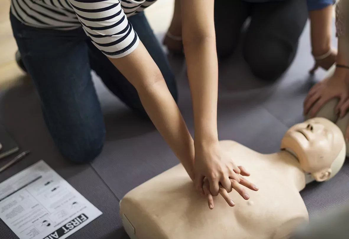 personne geste des premiers secours