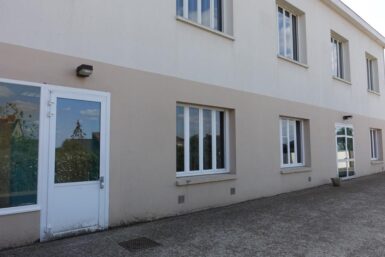 exterieur de la salle des moulins au mesnil en vallée