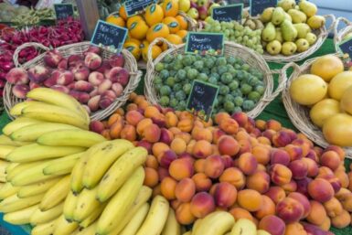 photo de fruit et légume exposés lors un marché