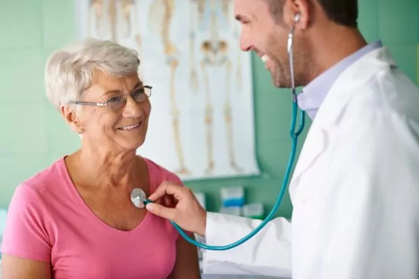 médecin cardiologue avec une patiente