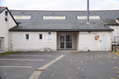 photo exterieure de la salle elie courbet à la pommeraye je u de boules de sable