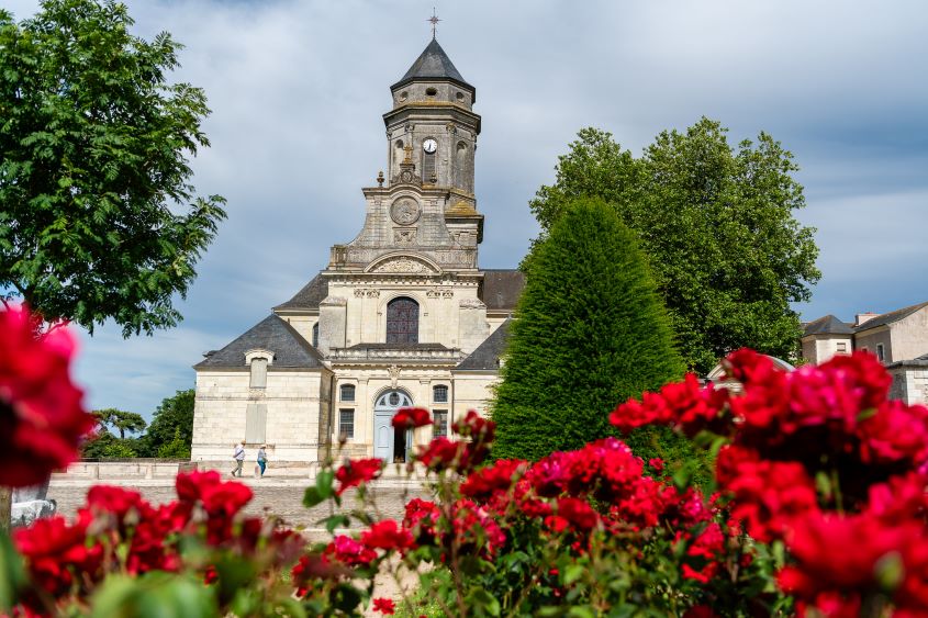 Saint-Florent-le-Vieil, Petite Cité de Caractère® de Maine et Loire, parvis de l'abbaye en fleur par Sébastien Gaudard