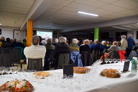 Personnes assises regardant une présentation diaporama
