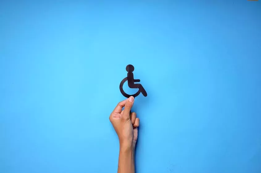 main tendue avec le logo 