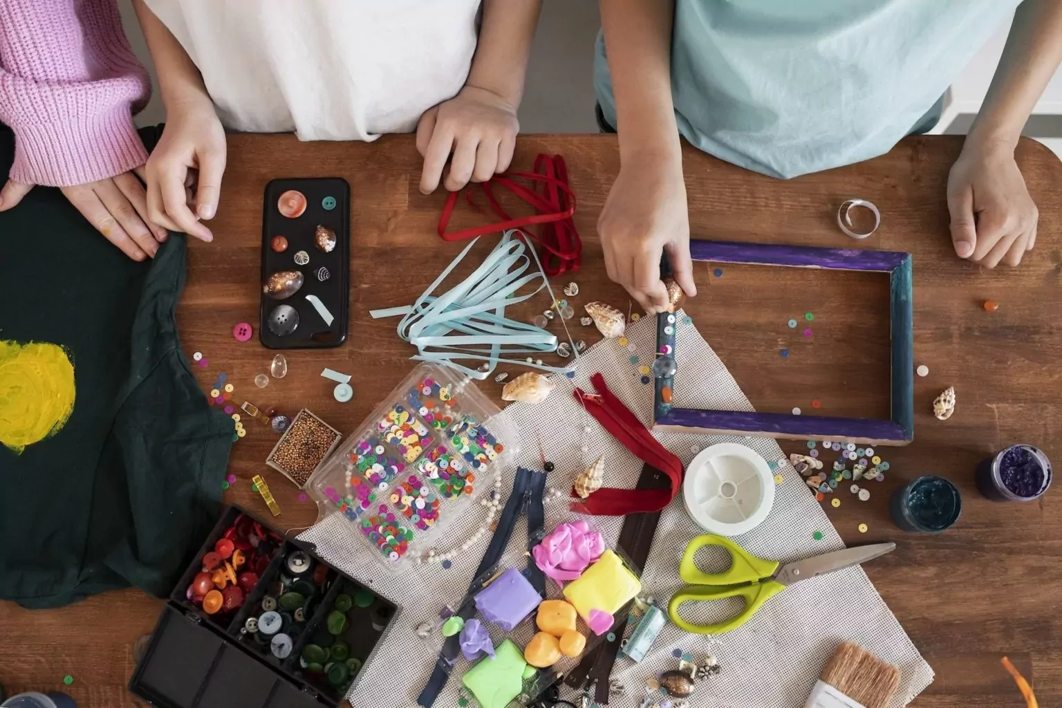 jeune enfant faisant un projet de bricolage a partir de materiaux recycles