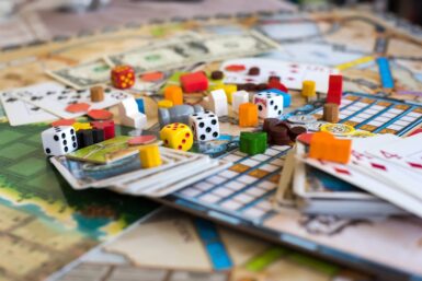 plusieurs jeux de société déposé sur la table