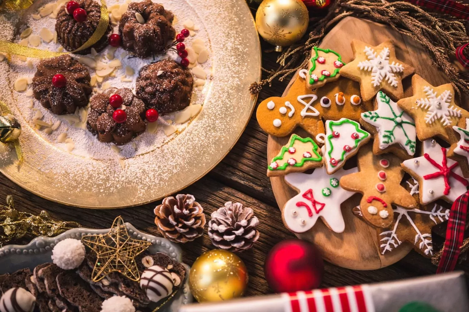 image de différents biscuit de noël sur une table