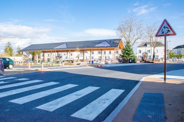 halle devant une route