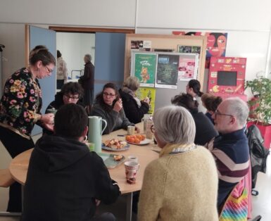 petit déjeuner avec des personnes agés