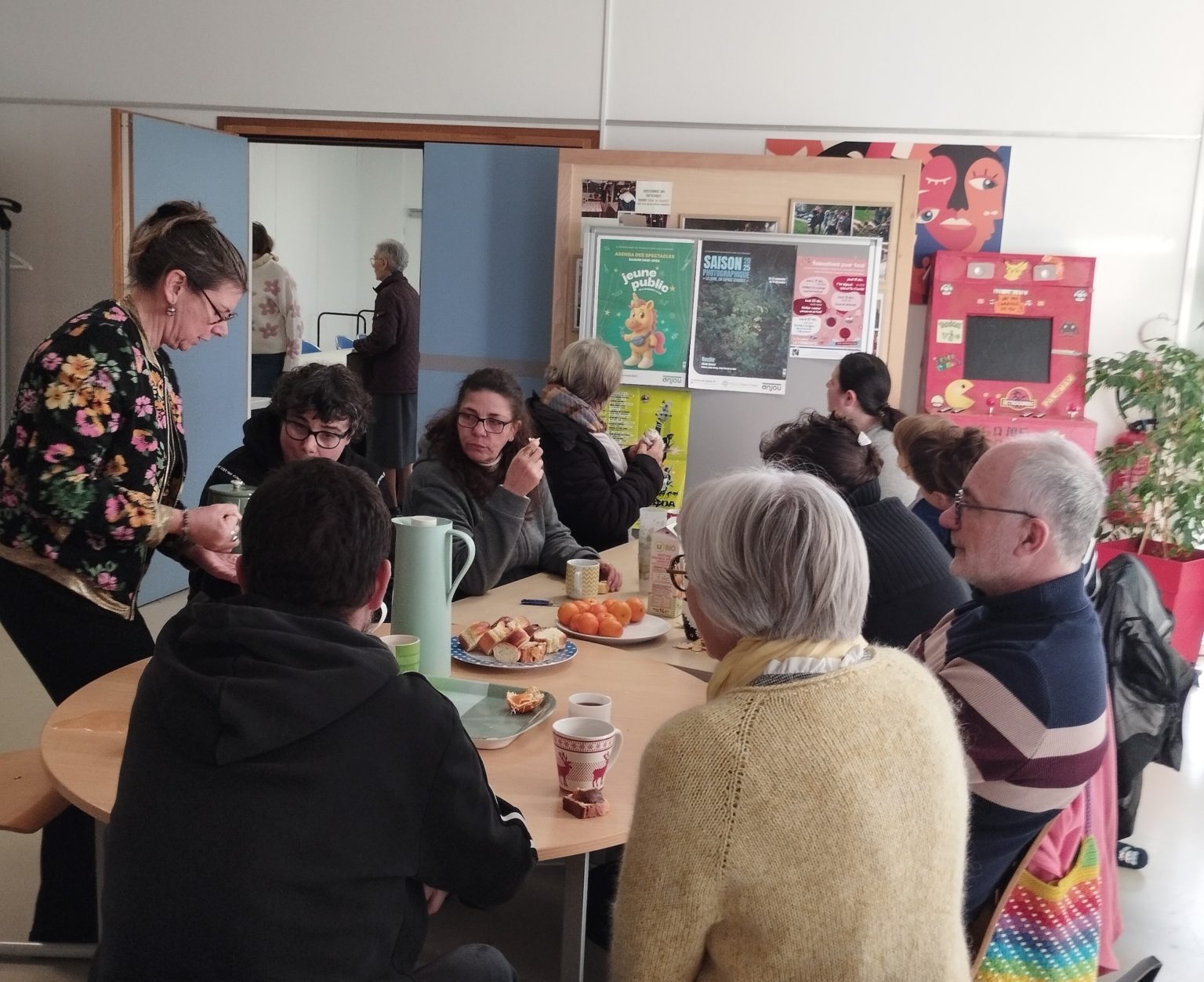 petit déjeuner avec des personnes agés