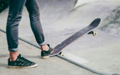 personne jouant au skateboard en journée