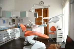Intérieur d'un cabinet de dentiste avec chaise rouge