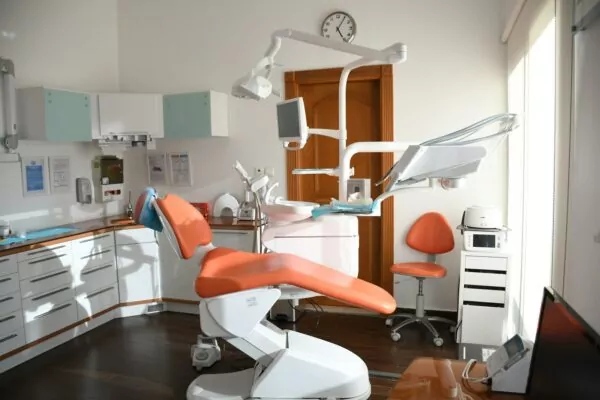 Intérieur d'un cabinet de dentiste avec chaise rouge