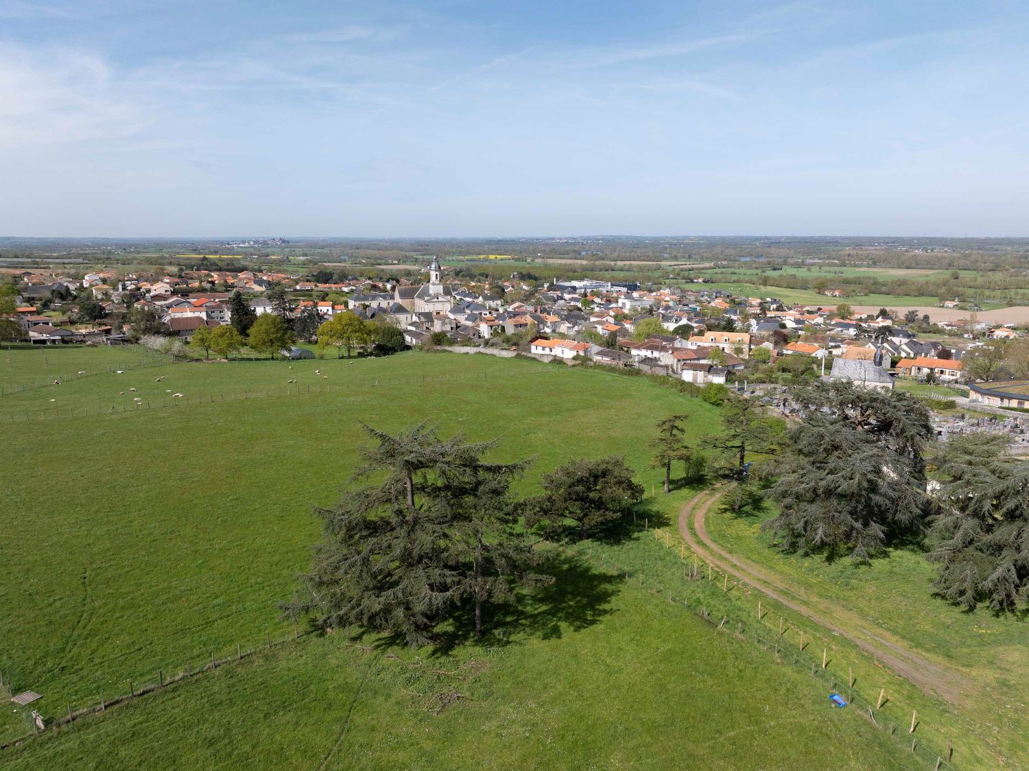 Vue_drone_du_mesnil_en_vallee