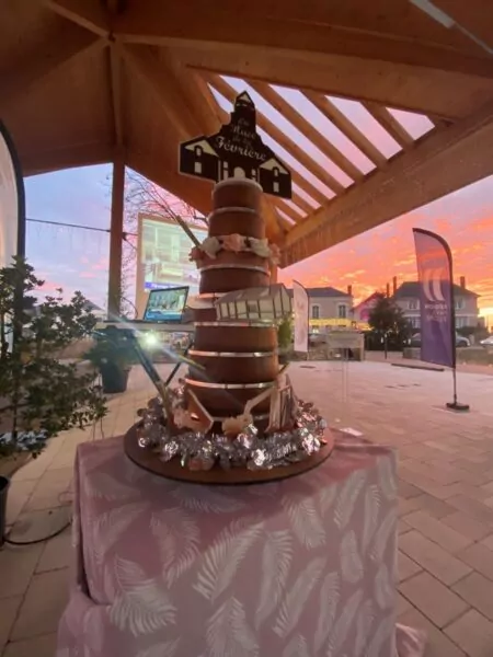 piece montée représentant la place de la fevriere